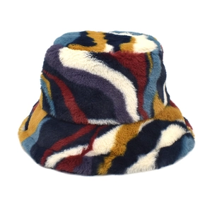 Détail du chapeau bob en fausse fourrure à rayures colorées avec texture pelucheuse