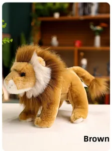 Détail d'un lion en peluche mignon montrant la fourrure brune et la crinière douce