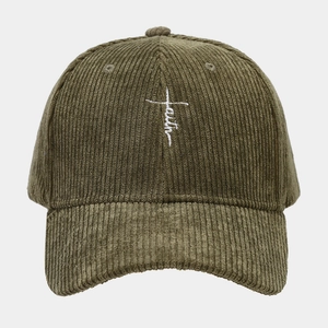 Vue détaillée de la broderie croix faith sur la casquette en velours côtelé vert