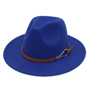 Détail du ruban en cuir marron et de la boucle argentée sur un chapeau fedora bleu