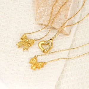 Collier Pendentif Noeud Coeur Plaqué Or 18K Acier Inoxydable 304 Hypoallergénique Imperméable Chaîne De Clavicule Femmes