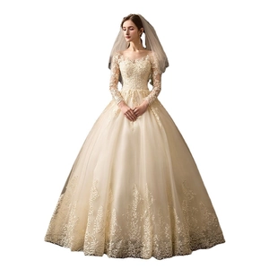 Elegante abito da sposa champagne a maniche lunghe con ricami floreali in pizzo pregiato