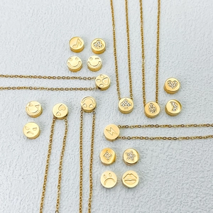 Collar de acero de titanio dorado con colgantes de caritas sonrientes e incrustaciones