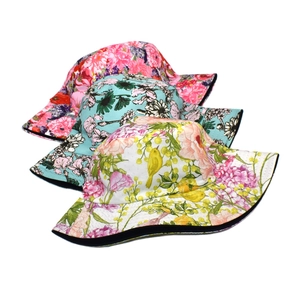 Chapeaux bob réversibles pour femmes avec divers motifs floraux imprimés colorés