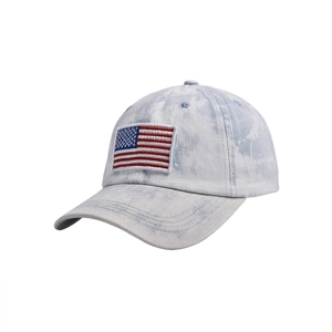 Vintage-Denim-Baseballkappe in Hellblau mit US-Flaggen-Stickerei in 45-Grad-Seitenansicht