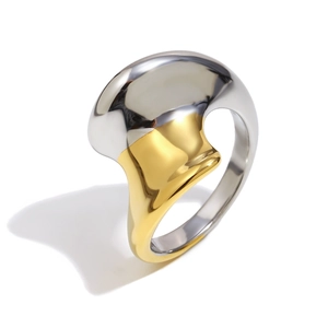 Bague torsadée bicolore massive en acier inoxydable plaqué or 18 carats sur fond blanc