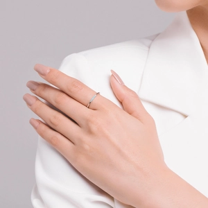 Bague minimaliste en argent sterling S925 turquoise portée par un mannequin en veste