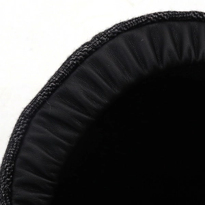 Détails de la texture en similicuir et des bords en maille grise sur les protège-oreilles