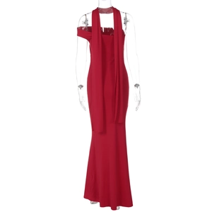 Détail d'une robe sirène rouge cintrée avec épaule dénudée et longs rubans élégants