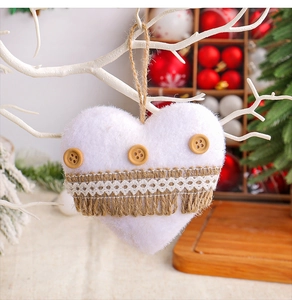 Détail rapproché d'un ornement de Noël en cœur blanc avec dentelle et toile de jute