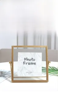 Détail d'un cadre photo 4x4 pouces en métal doré avec verre transparent double face