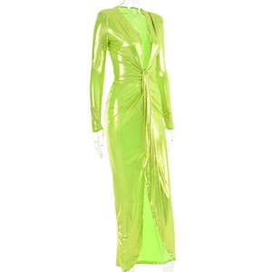 Détail de robe vert citron à col en V avec fini métallisé et design noué