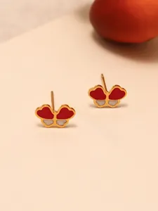 Gros plan de boucles d'oreilles papillon en émail rouge et blanc avec placage à l'or
