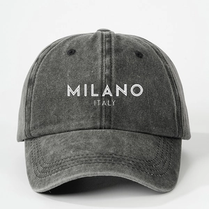Dettaglio della stampa MILANO ITALY bianca su cappellino da baseball grigio lavato