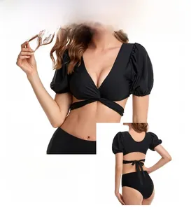 Dettaglio bikini nero a vita alta con maniche a sbuffo e laccetto regolabile in vita