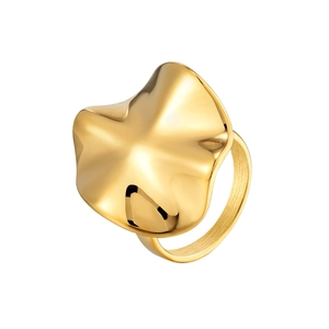 Detailansicht des wellenförmigen goldenen Rings mit flüssigem Metalldesign und Politur