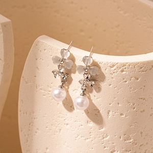 Boucles d'oreilles fleur en pierre œil de chat avec perles blanches et cristaux