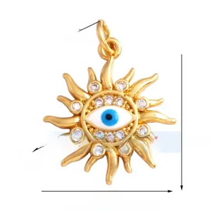 Gros plan du pendentif œil maléfique doré avec résine bleue et zircons blancs éclatants
