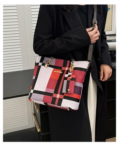 Grand sac cabas à carreaux rouges avec bandoulières noires et petit porte-monnaie assorti