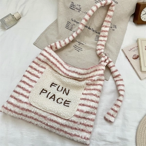 Gros plan du sac fourre-tout en peluche rayé avec poche en laine et broderie FUN PLACE