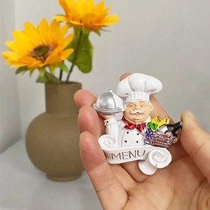 Detail eines 3D-Harz-Küchenchefs als Magnet mit Korb, Servierplatte und MENU-Schriftzug
