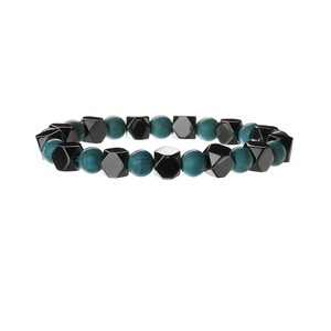 Détail des perles à motifs turquoise et des perles noires facettées sur un bracelet à perles