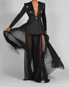 Detail eines schwarzen Satin-Blazers mit transparentem Chiffonrock und hohem Beinschlitz