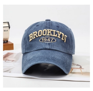 Détail de la broderie 3D Brooklyn 1947 sur casquette en coton délavé vintage
