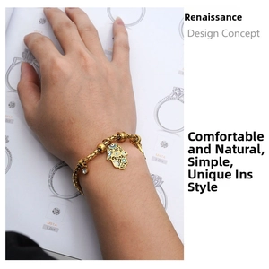 Macro-opname van gouden Hamsa-armband met blauw emaille oog en diamanten hanger details