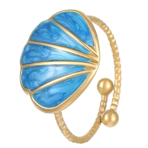 Dettaglio macro dell'anello regolabile a conchiglia in smalto blu e fascia a corda