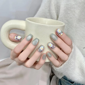 Floral oil painting style short square fake nails with white daisies and silver glitter