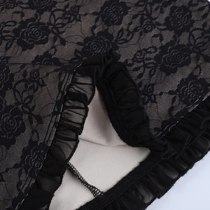 Détail de la robe en dentelle noire avec motifs de roses et bords à volants