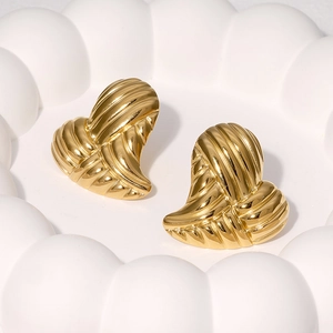 Boucles d'oreilles asymétriques en forme de cœur rayé en acier titane plaqué or 18k