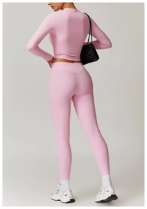 Vue arrière du haut court à manches longues rose et du legging de yoga taille haute