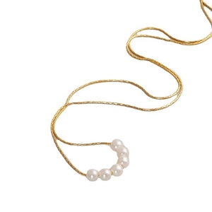 Minimalistische goldene Schlangenkette mit fünf runden weißen Süßwasserperlen für Damen