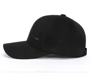 Dettaglio dell'emblema SPORT in metallo su cappello da baseball invernale in lana