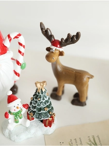 Vue détaillée des miniatures de Noël en résine avec bonhomme de neige et sapin décoratif