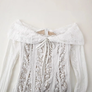 Elegante witte off-shoulder jurk van kant met lange holle mouwen en een strikdetail