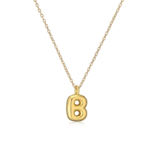 Dettaglio del ciondolo a lettera B placcato oro su una sottile catena di collana