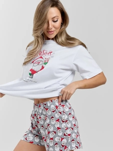 Λεπτομέρεια από λευκό βαμβακερό T-shirt με εορταστικό τύπωμα Άγιος Βασίλης και κείμενο