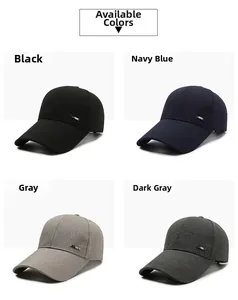 Dettaglio di cappellini da baseball in nero, blu navy, grigio e antracite con logo