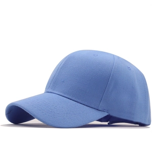 Minimalistische hellblaue Baumwoll-Baseballkappe mit verstellbarem Riemen und Schirm