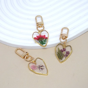 Handmade Heart Shaped Resin Real Dried Flower Keychain Pastoral Style Daisy Floral Bag Pendant For Women Decorative Keyring