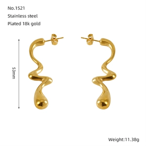 Detail of 53mm twisted gold earrings in 18K plated stainless steel with dimensions