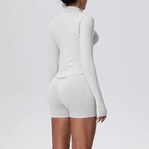 Vue arrière d'un ensemble haut et short de yoga en tricot blanc pour femmes