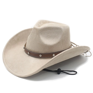 Chapeau de cowboy beige en daim avec bande rivetée et cordon de serrage réglable