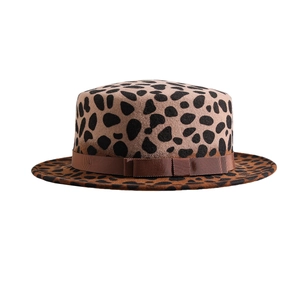 Chapeau boater chic en feutre de laine léopard avec bord plat et ruban marron élégant