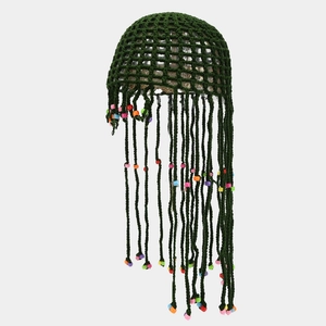 Coiffe au crochet verte faite main avec perles colorées et longues franges bohème