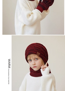 Detailweergave van bordeauxrode gebreide winterset voor kinderen met muts en sjaal