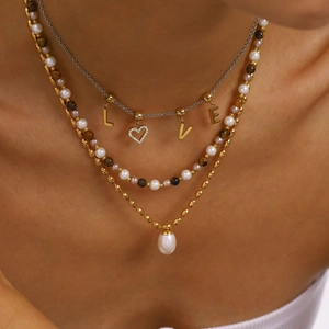 Collana a tre strati in acciaio inossidabile con perle e ciondoli con lettere LOVE
